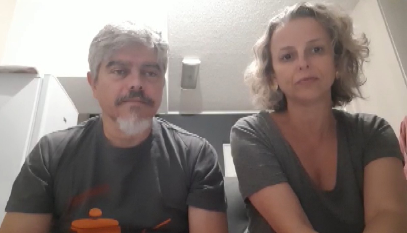Eduardo Pereira e Simone Faleiros estão em um quarto de hotel em Windhoek​